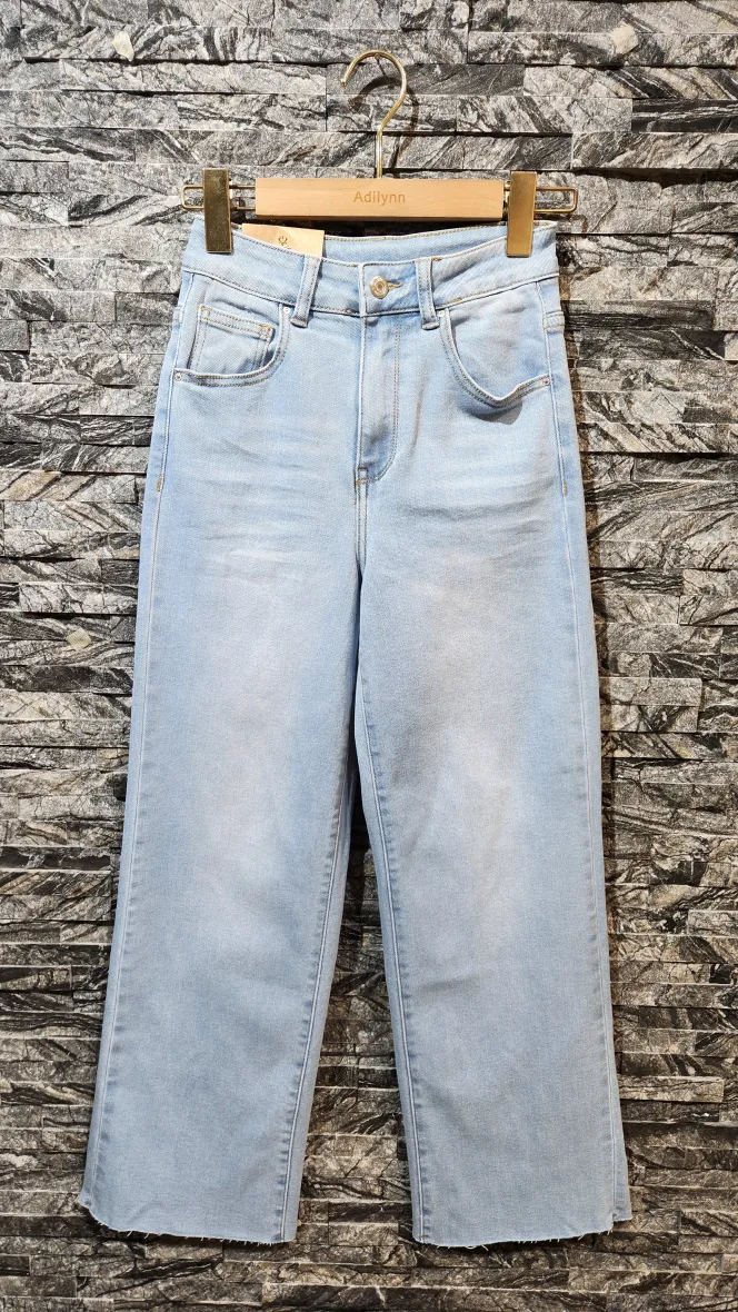 Blaue Jeans mit geradem Schnitt, fünf Taschen, Reißverschluss und Knopfverschluss