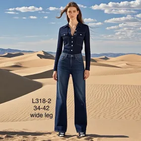 blaue Jeans mit weitem Bein