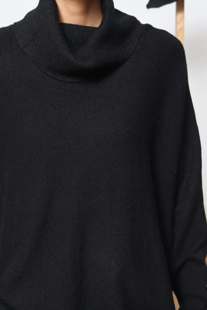 Dicker langer Pullover mit großem Kragen und Fransen