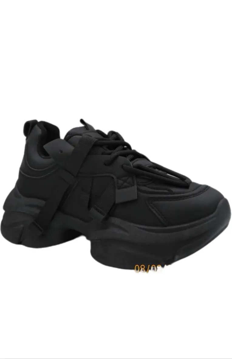 Eleganter, schlichter Sneaker mit Materialmix