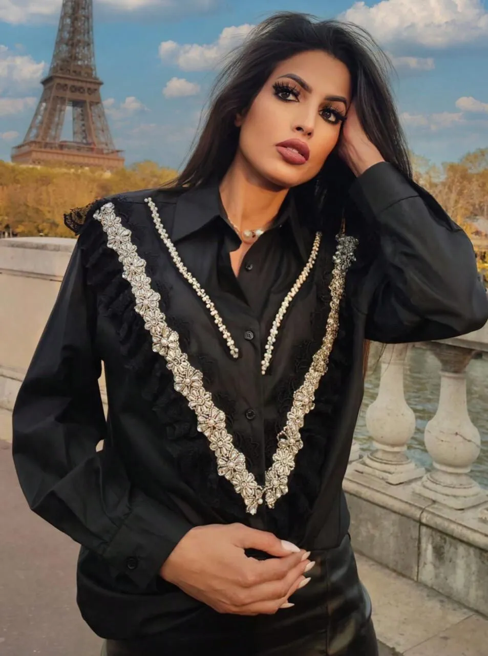 Elegantes Hemd mit Spitzen- und Perlendetails