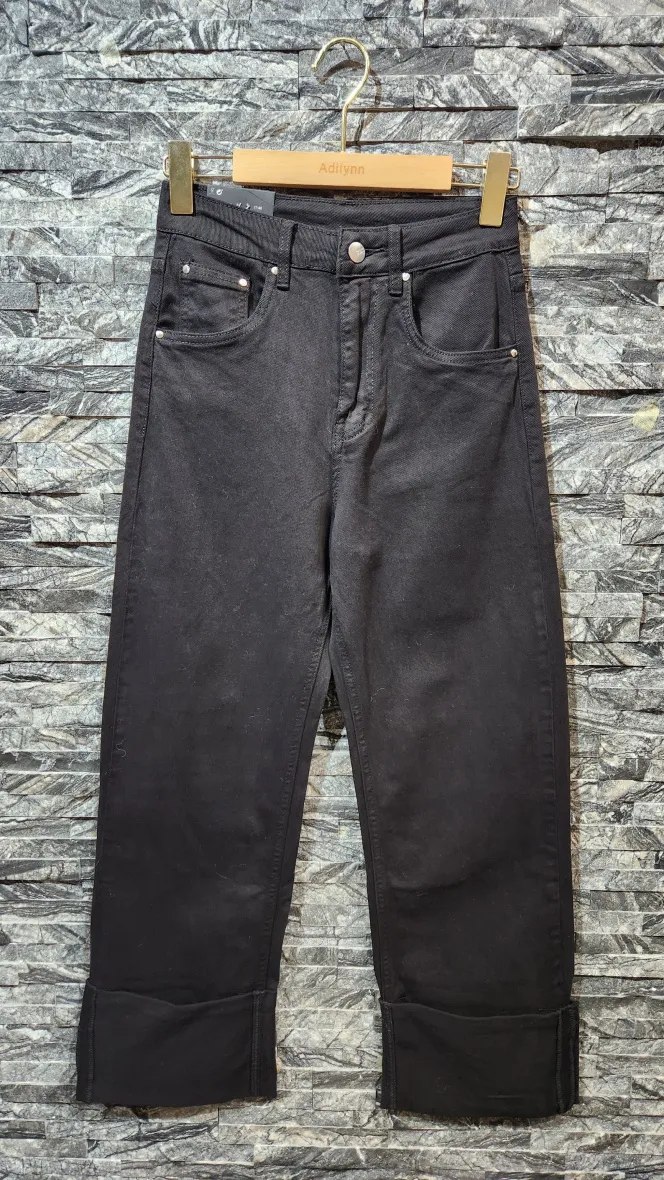 Gerade Jeans mit Bündchen, fünf Taschen, Reißverschluss und Knopfverschluss