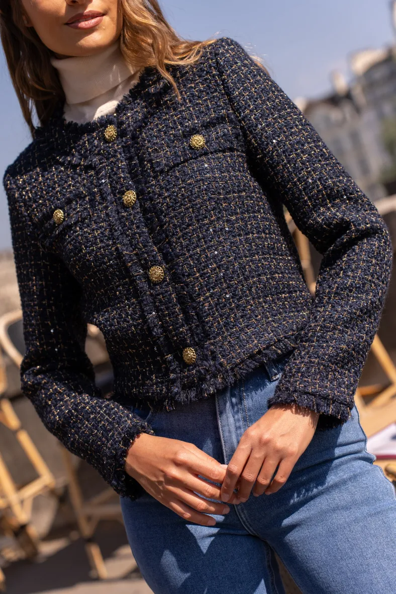 Kurz geschnittene, gerade geschnittene Jacke aus Tweed mit Rundhalsausschnitt