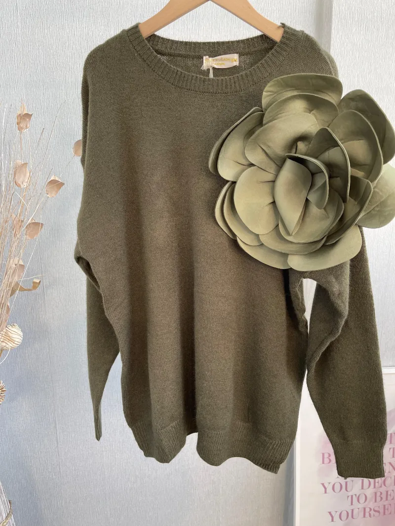 OVERSIZE-PULLOVER MIT EINER BLUME AUF DER BRUST