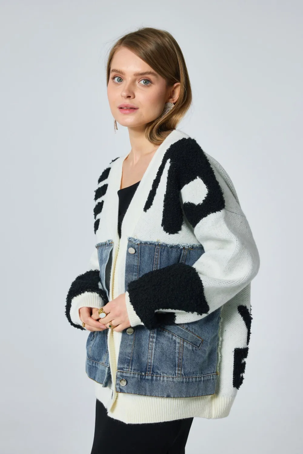 Patchwork-Jeans- und Strick-Cardigan mit Mustern
