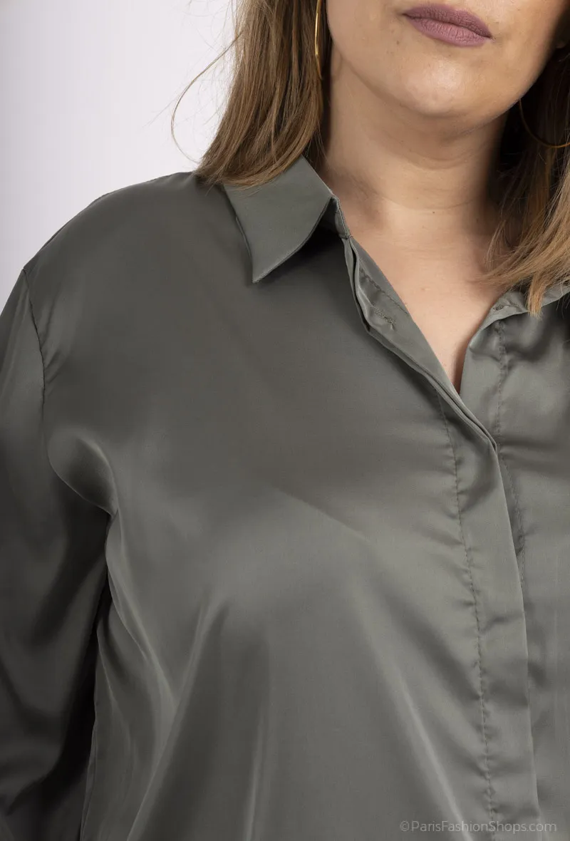 Plus-Size-Hemd aus Satin und fließendem Stoff