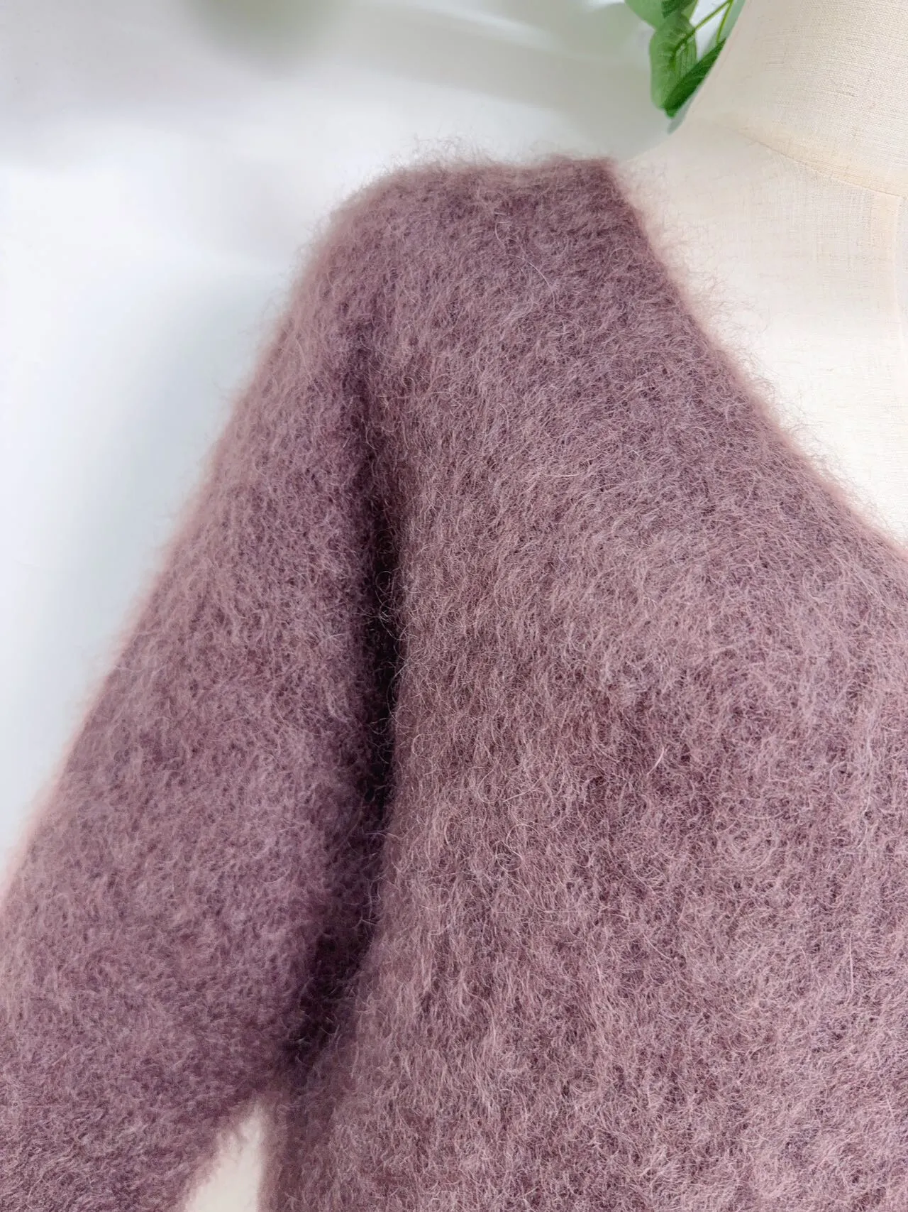 Pullover aus 80 % Kid-Mohair. V-Ausschnitt