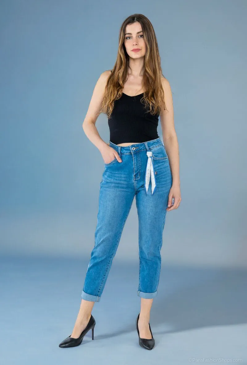 Schmal geschnittene Stretch-Mom-Jeans mit Gürtel-Accessoire