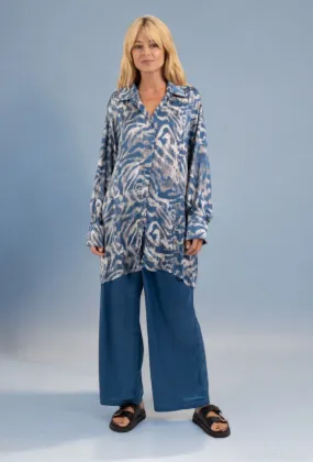 Set aus Hemd und Hose mit abstraktem Aufdruck
