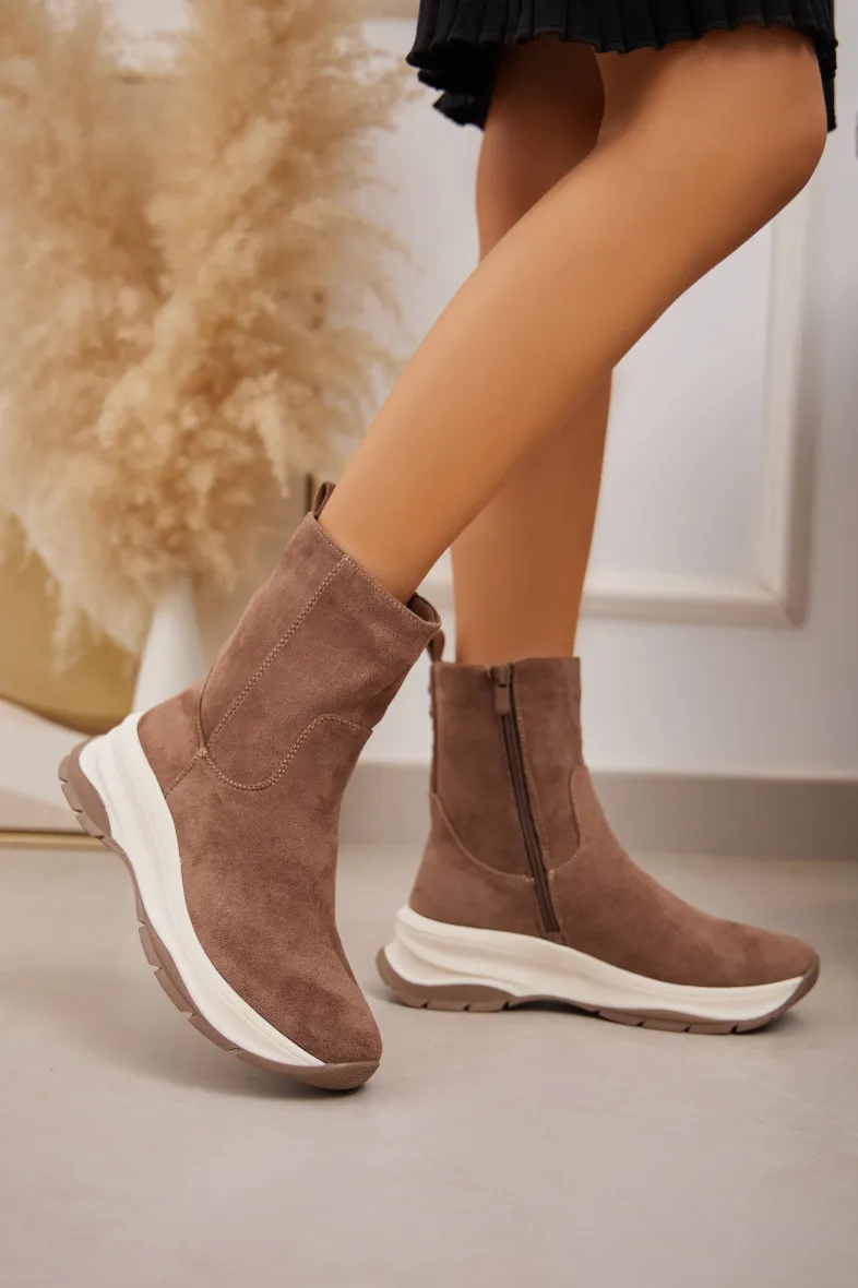 Sneaker-Stiefelette aus Wildleder/Wildleder mit Keilabsatz