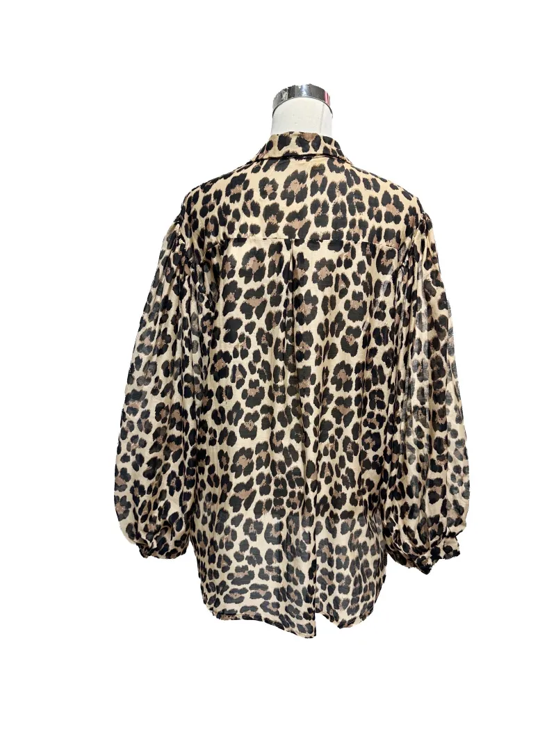 Transparentes, leichtes, langärmliges Hemd mit Leopardenmuster